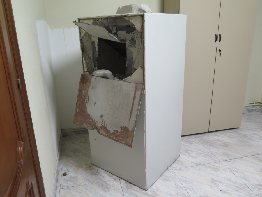 Destrozan una caja fuerte del Concello de A Laracha y se llevan  500 euros