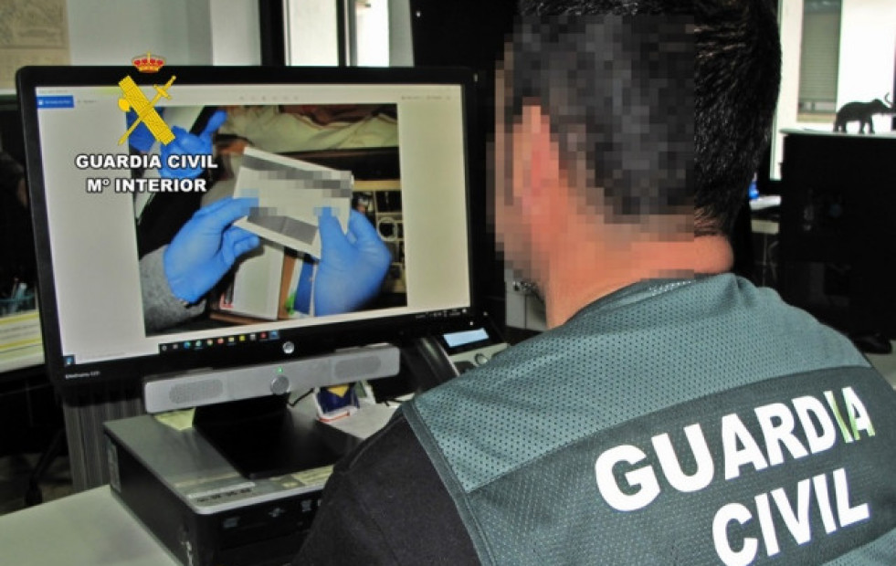 Operación 'Curvas': detenida por extorsionar a 300 hombres tras seducirlos con un montaje fotográfico con IA