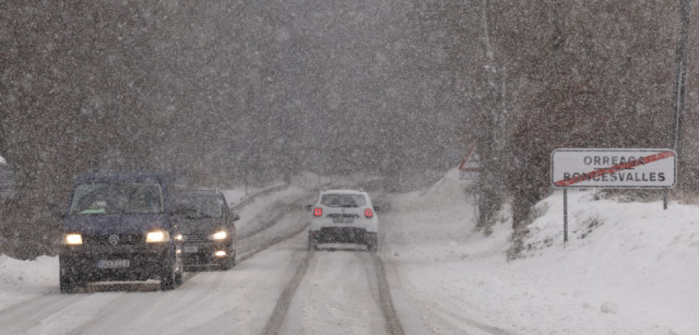 Siguen 50 carreteras afectadas por nieve y el tráfico se concentra a la entrada de Madrid