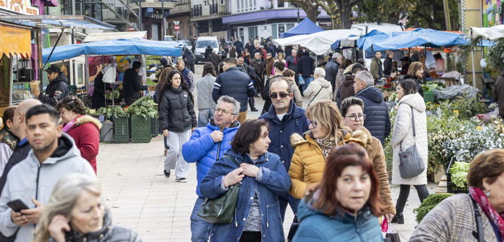 El ambiente navideño y los preparativos para las fiestas llenan las ferias de Carballo y Cee