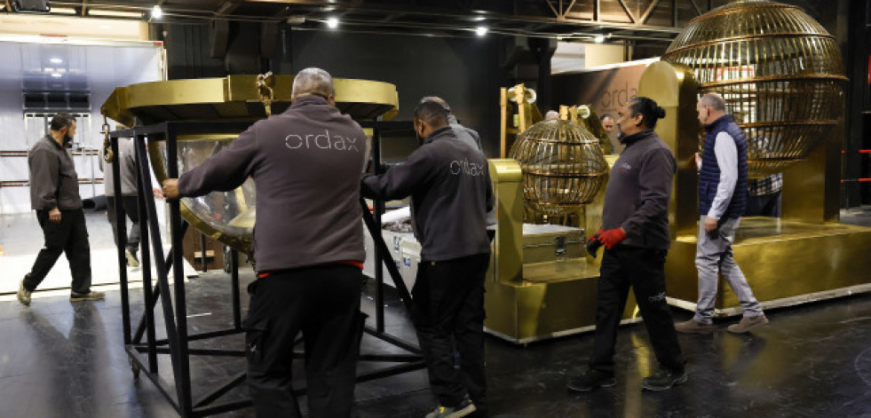 Los bombos y bolas de la Lotería de Navidad aguardan ya su gran día en el Teatro Real