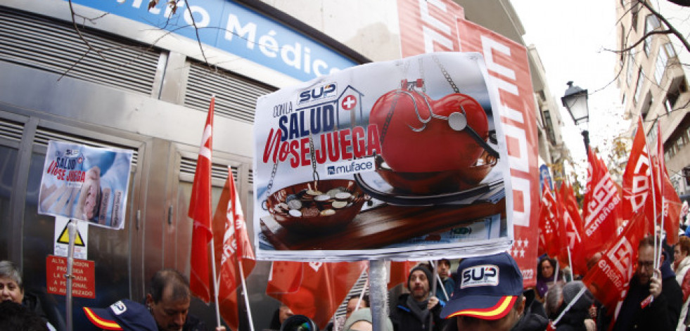 Los funcionarios se manifiestan para exigir la continuidad de Muface: 