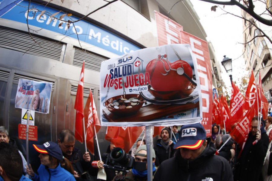 Los funcionarios se manifiestan para exigir la continuidad de Muface: "No descartamos la huelga"
