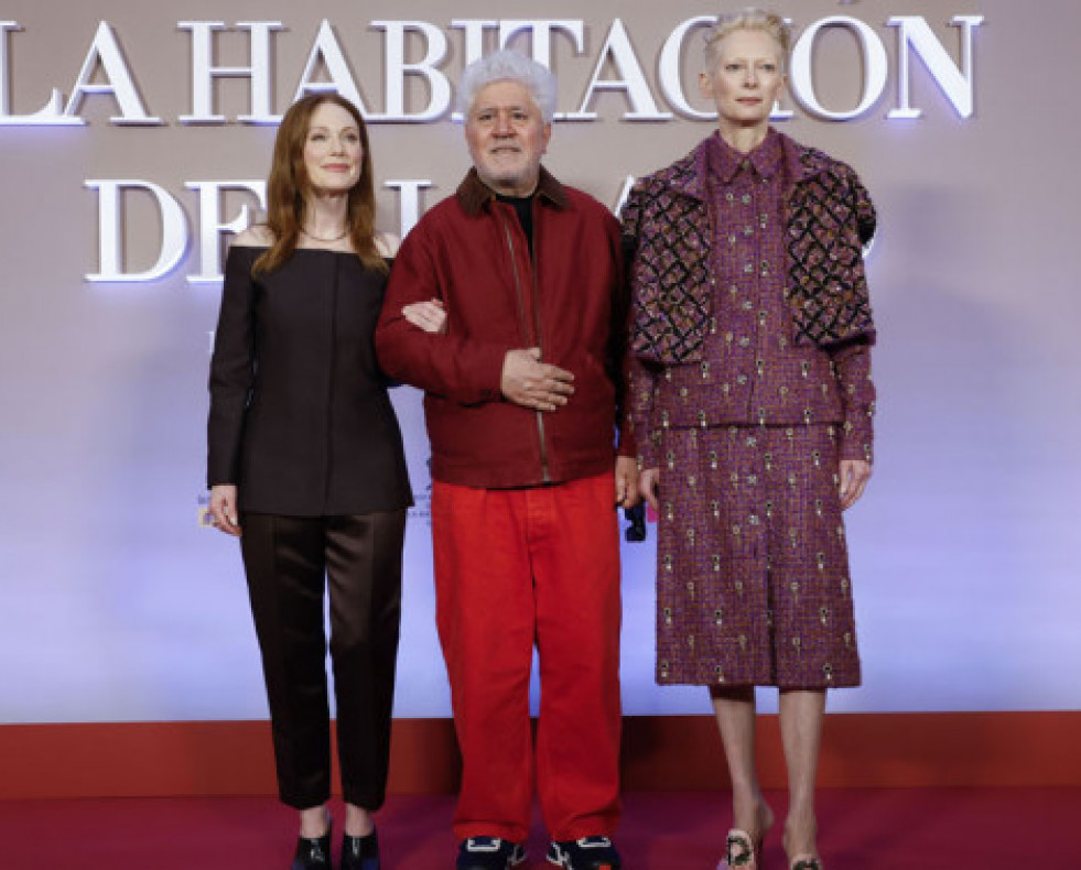 LasactriceslabritnicaTildaSwintondylaestadounideseJulianneMooreposanparalaprensadurantelapresentacin