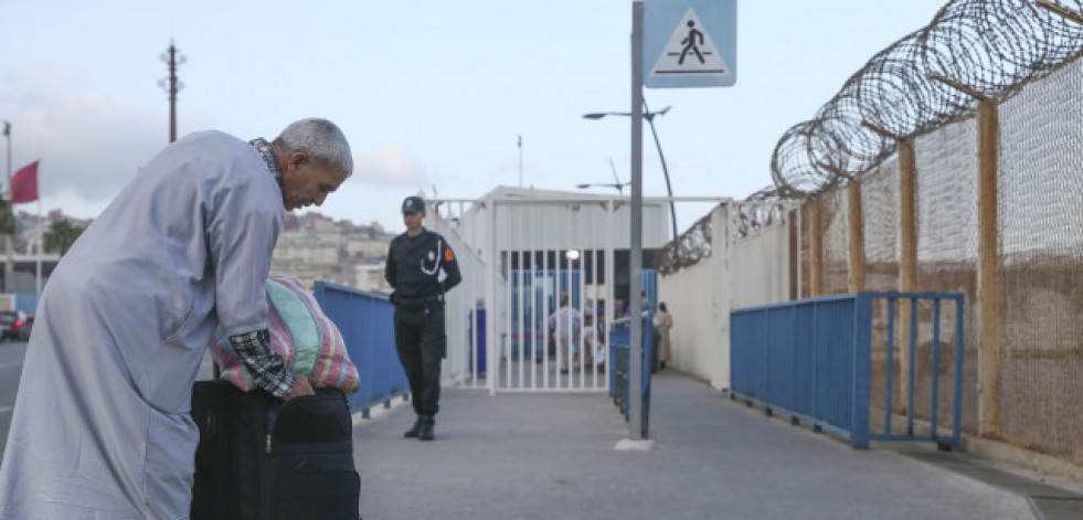 Una multitud ataca con piedras y teteras a agentes de la Policía en Ceuta