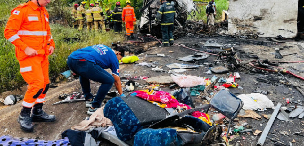 Mueren al menos 37 personas en un accidente de varios vehículos en Brasil