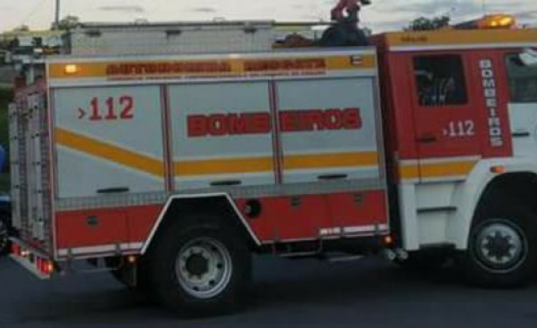 Los bomberos sofocan en Santa Comba un pequeño incendio en una incubadora de pollos