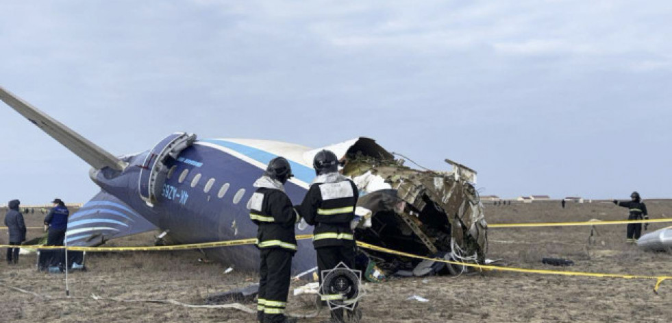 Tragedia aérea: un avión con 67 personas a bordo se estrella en Kazajistán