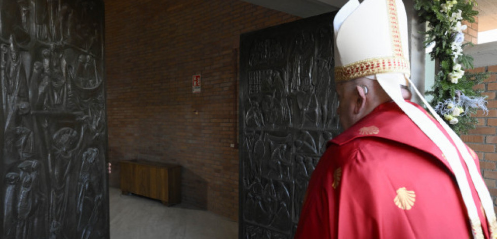 El papa abre la Puerta Santa desde una cárcel de Roma