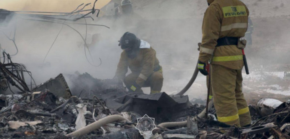 Hallan las cajas negras del avión azerbaiyano siniestrado en Kazajistán