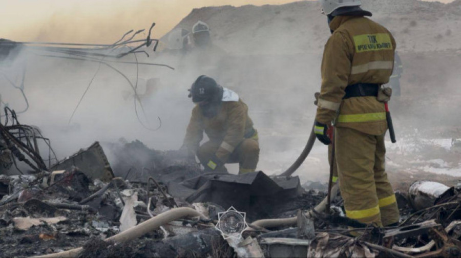 Hallan las cajas negras del avión azerbaiyano siniestrado en Kazajistán