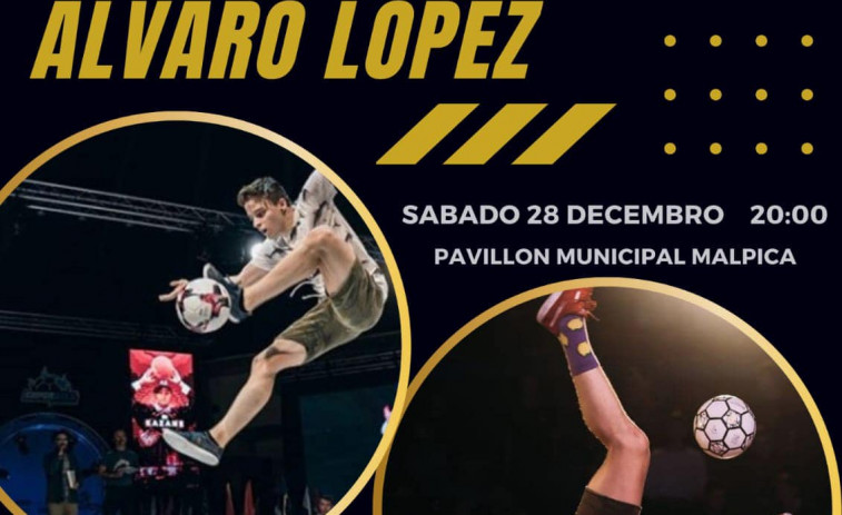 El freestyler Álvaro López exhibe en Malpica sus mejores malabares con el balón