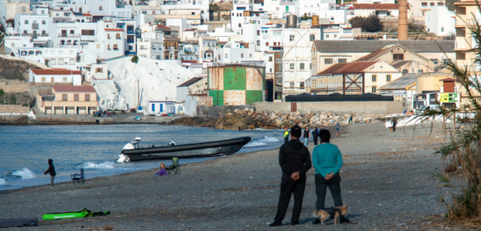 La Guardia Civil investiga la procedencia de una narcolancha varada en playa de Salobreña