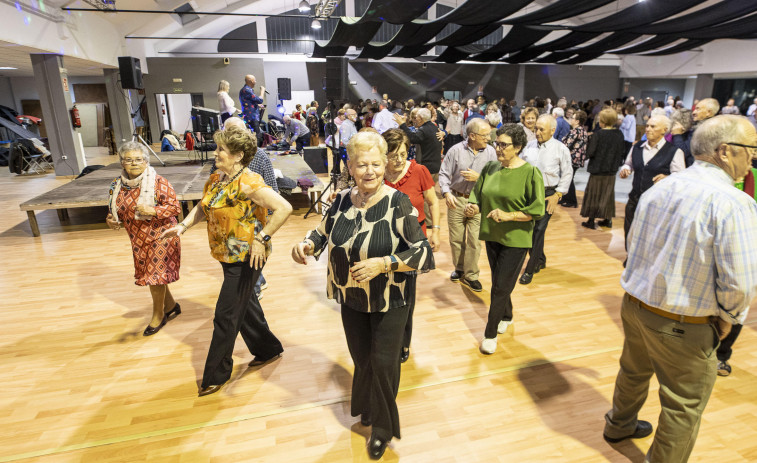 El dúo Élite anima el baile de Carballo