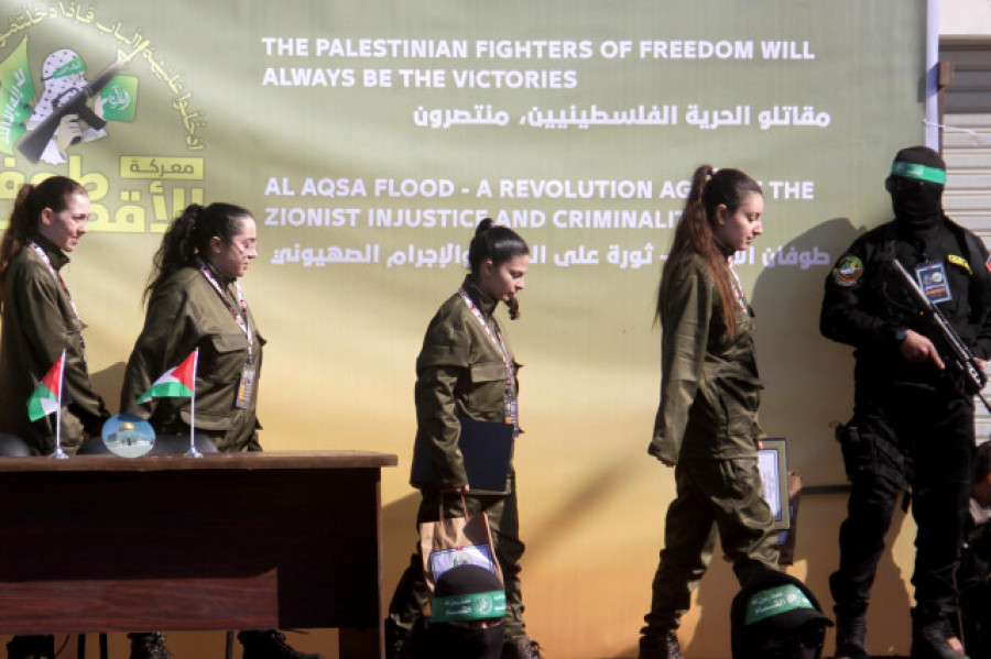 Las cuatro soldados de Israel liberadas por Hamás se reúnen con sus familias