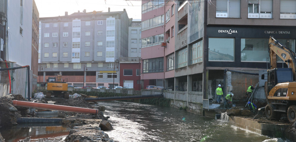 Las obras en el paseo fluvial carballés siguen adelante pese a la subida del caudal del Anllóns