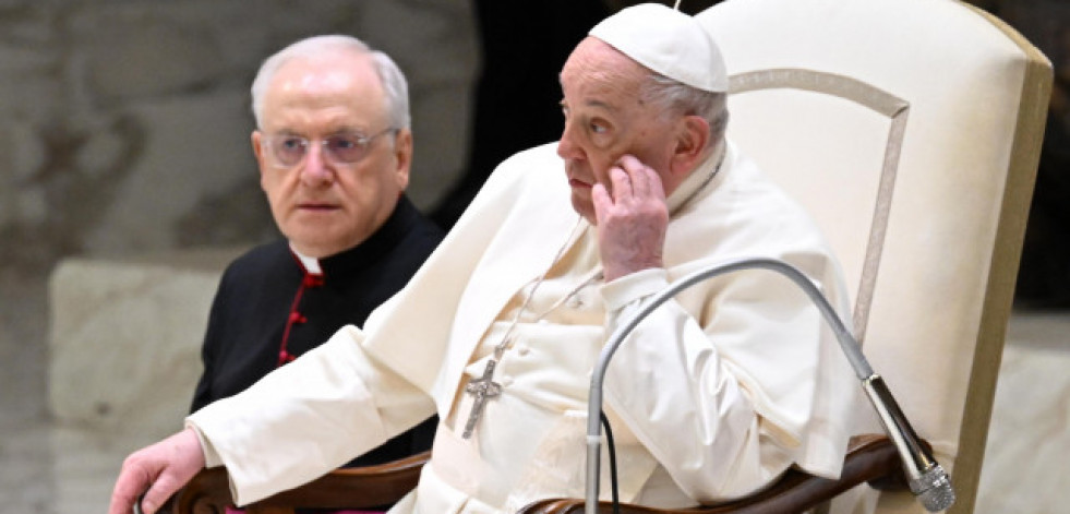 El papa se tambaleó tras romperse parte de su bastón cuando entraba en una audiencia