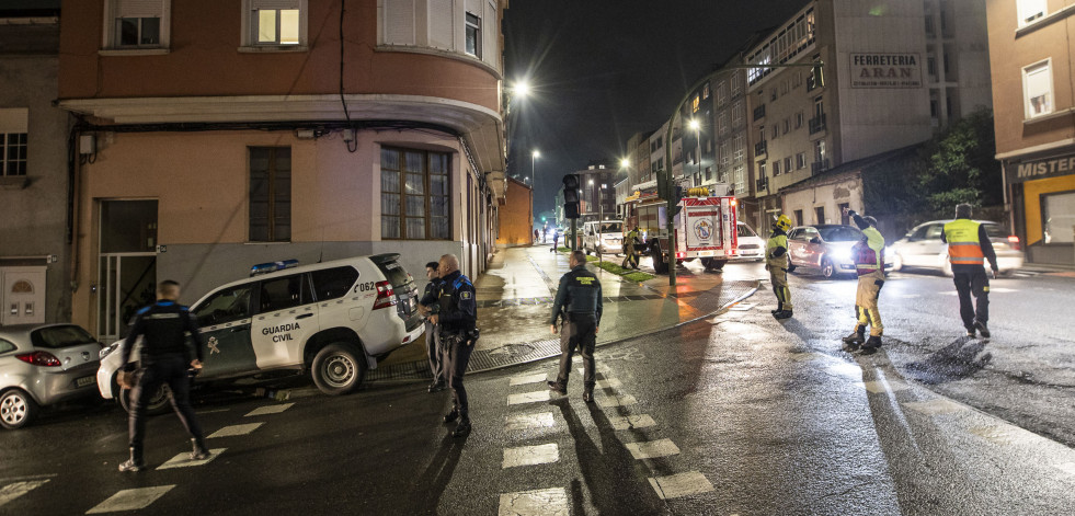 Los bomberos extinguen un fuego en A Laracha y ayudan a rescatar a una persona mayor en Carballo
