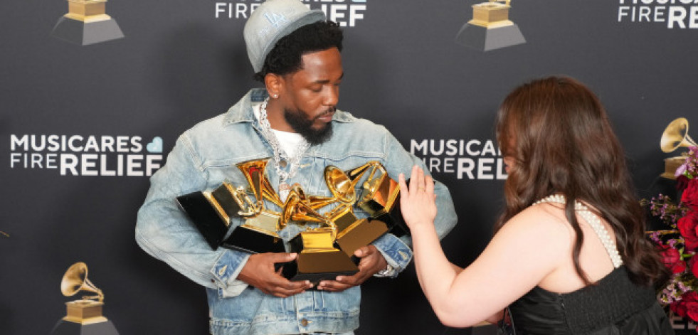 Kendrick Lamar se impone en los Grammy con cinco premios y Beyoncé se lleva el mejor álbum del año