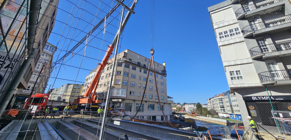 En marcha la instalación de las vigas del puente de la calle Fomento de Carballo