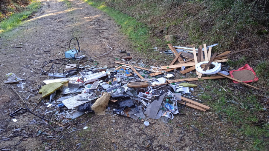 Localizan un nuevo vertedero incontrolado junto al Muíño do Sariño, en el municipio vimiancés