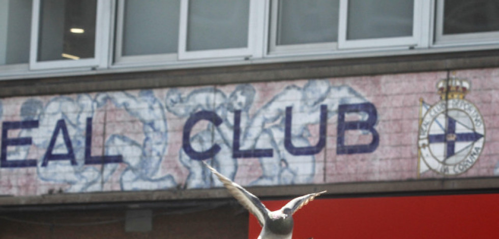 El Deportivo vuela de la plaza de Pontevedra tras 53 años