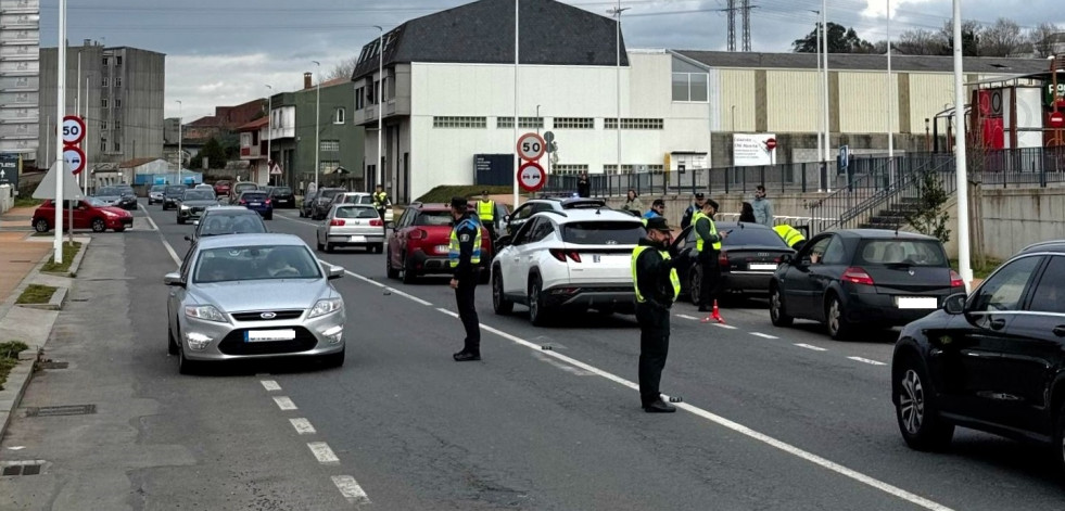Detectados cinco positivos en drogas en solo tres horas en un control policial en Carballo