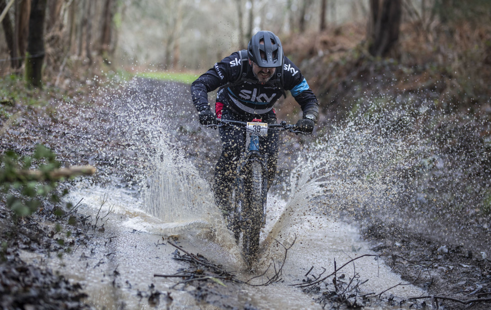 El barro obligó a redoblar el esfuerzo de los 240 participantes en la BTT dos Callos larachesa