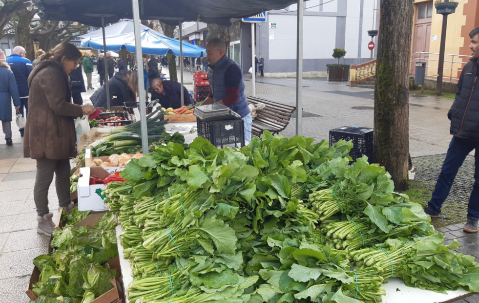 Abundante oferta de grelos en la feria de Carballo para surtir los cocidos de toda la comarca