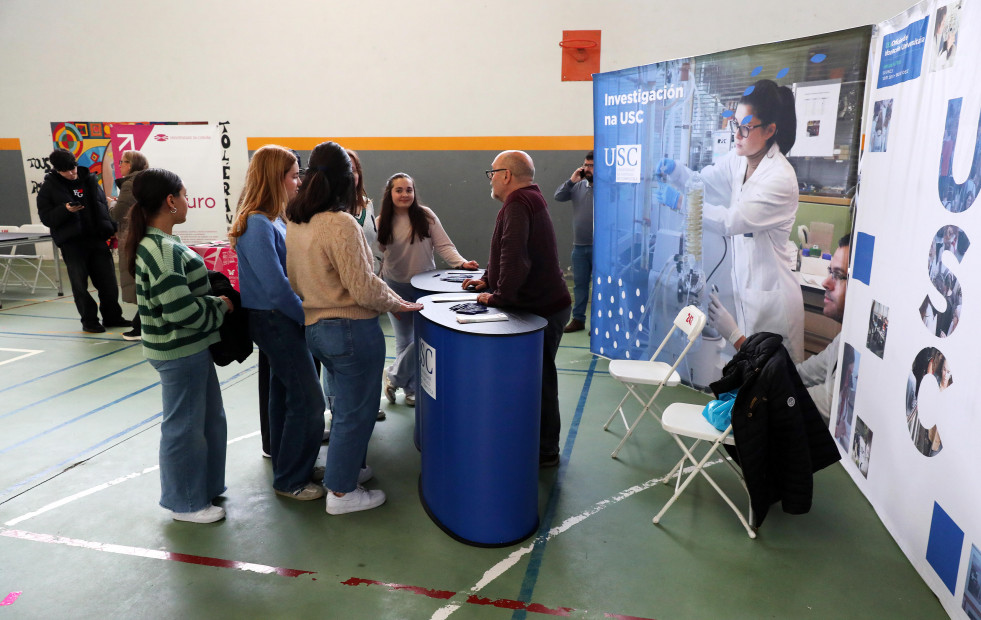 La segunda Feira de Universidades de Cee ofrece opciones de futuro a los estudiantes de la comarca