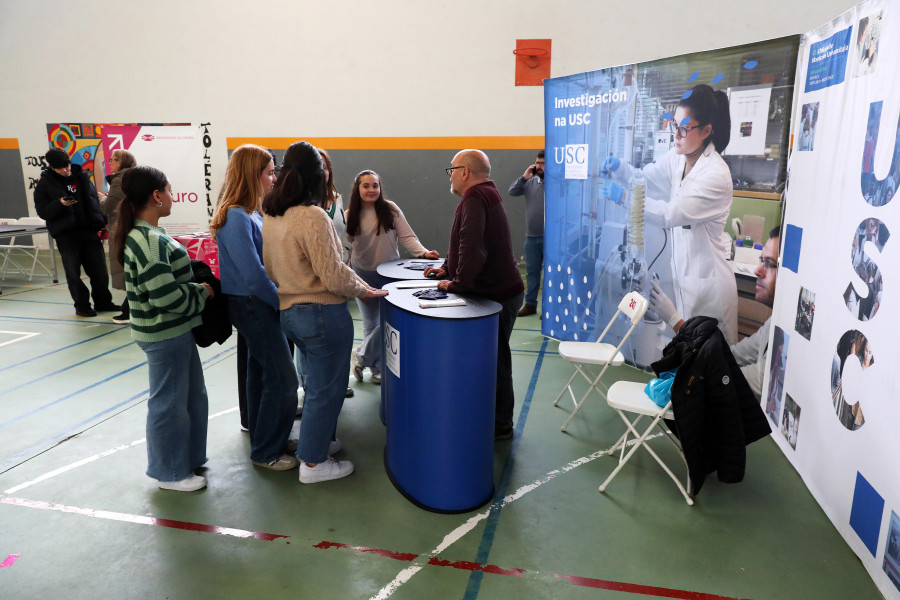 La segunda Feira de Universidades de Cee ofrece opciones de futuro a los estudiantes de la comarca