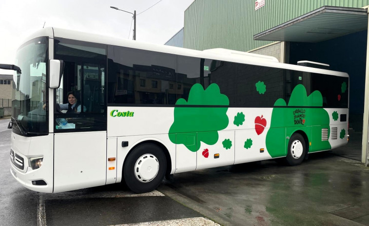 Carballo presume de pueblo con un bus recorriendo el concello