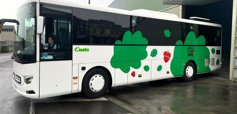 Carballo presume de pueblo con un bus recorriendo el concello