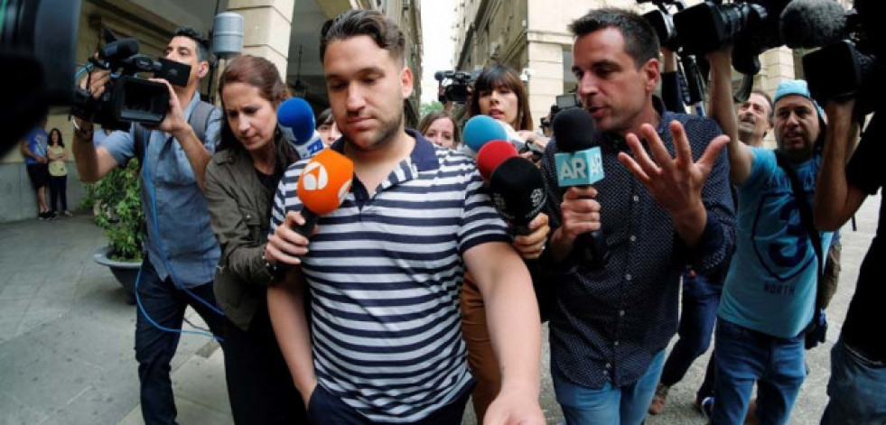 Rebajan en un año la condena a dos miembros de la Manada por la ley de 'solo sí es sí'