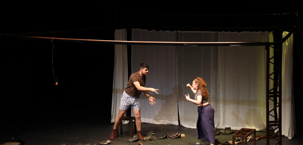 Una obra teatral cuenta los horrores del nazismo a jóvenes de la Costa da Morte