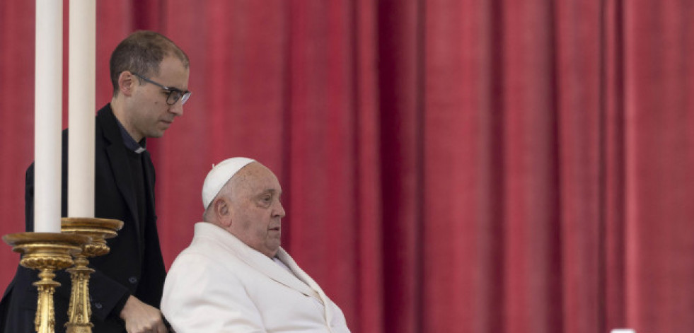 El papa continúa con el tratamiento y la fisioterapia respiratoria