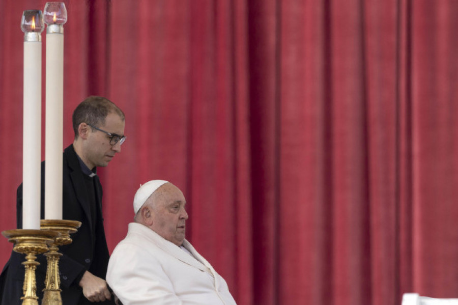 El papa continúa con el tratamiento y la fisioterapia respiratoria