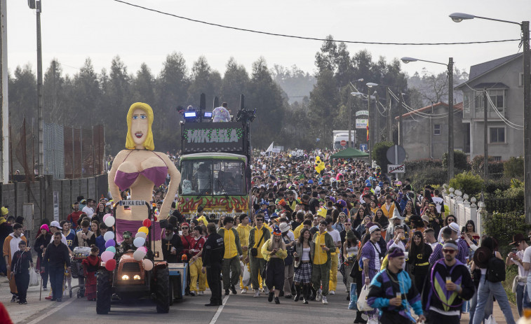 Entroido de Malpica: Mikaela con polémica y los Madamitos de Cerqueda, en Aceites Abril
