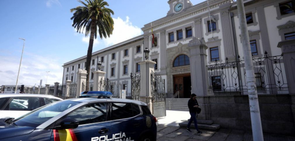 La expareja del acusado de un homicidio en Carballo alega que la víctima lo insultó y agredió