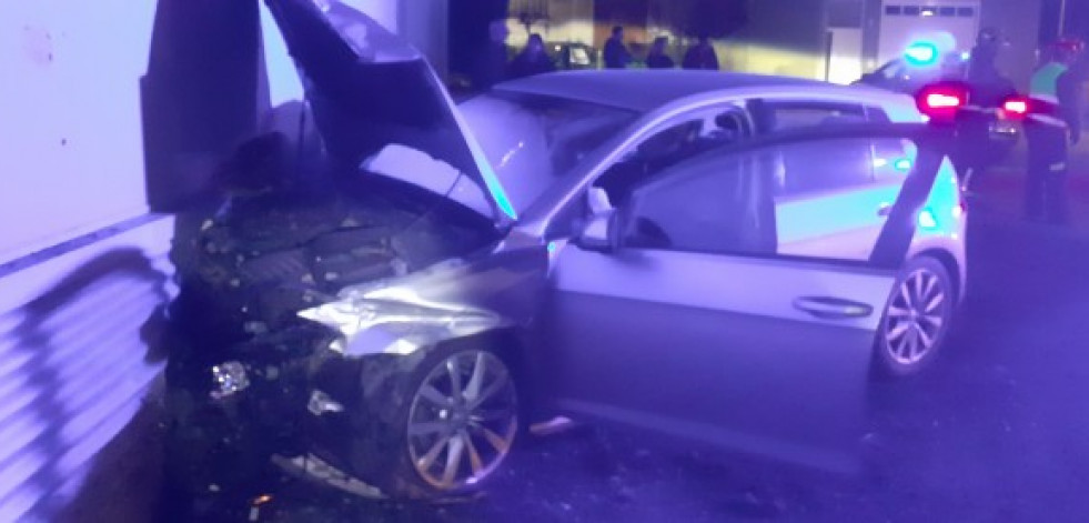Un conductor choca contra un tanatorio en Carballo