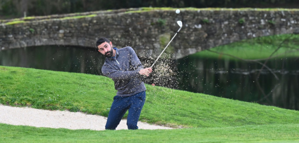 Antón Vázquez, el golfista coruñés que cambió la oficina por el ‘green’