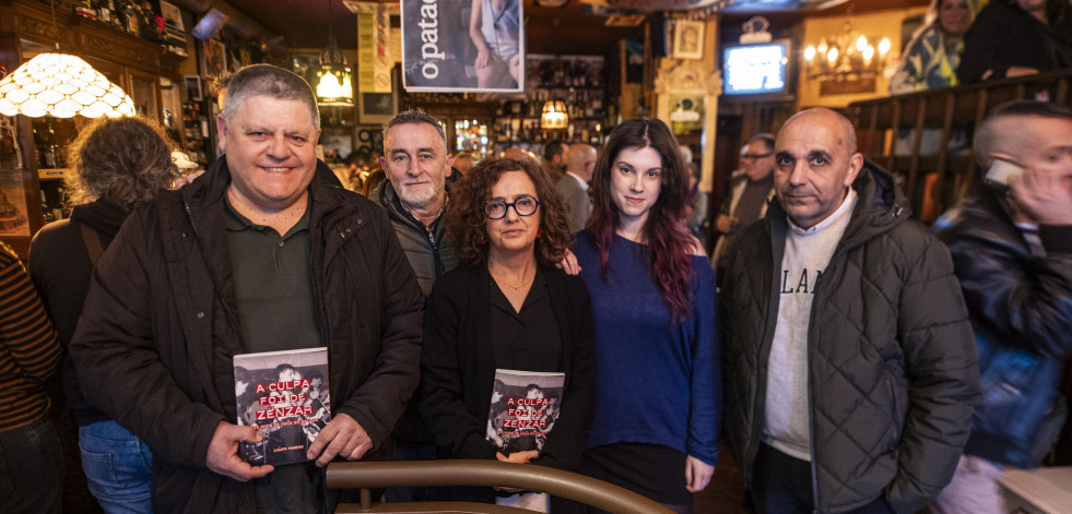 Presentado en Carballo el libro de la banda Zënzar