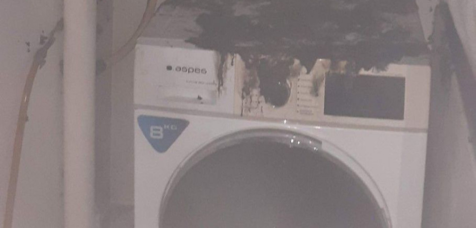 Sofocado un incendio que empezó en una lavadora de una vivienda en Carballo