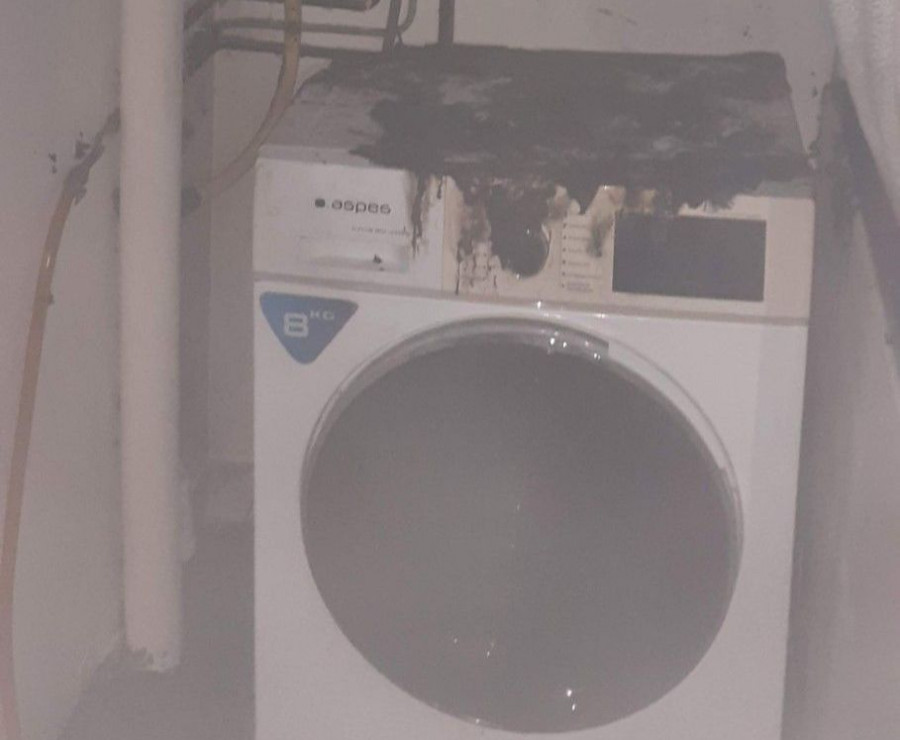 Sofocado un incendio que empezó en una lavadora de una vivienda en Carballo