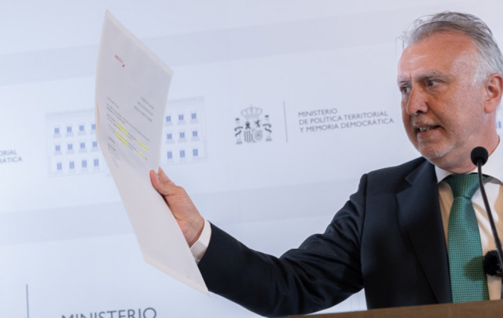 El ministro Torres muestra certificados de vuelo para refutar las acusaciones de Aldama