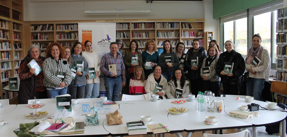 La escritora Marta Villar, en el club de lectura Baiolendo