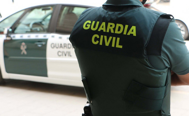 Detenido en un control en la A-6 un vecino de Carballo que portaba una pistola y un cargador con munición