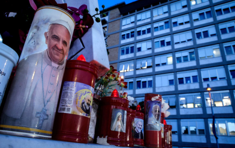 El papa empeora y permanece en estado crítico