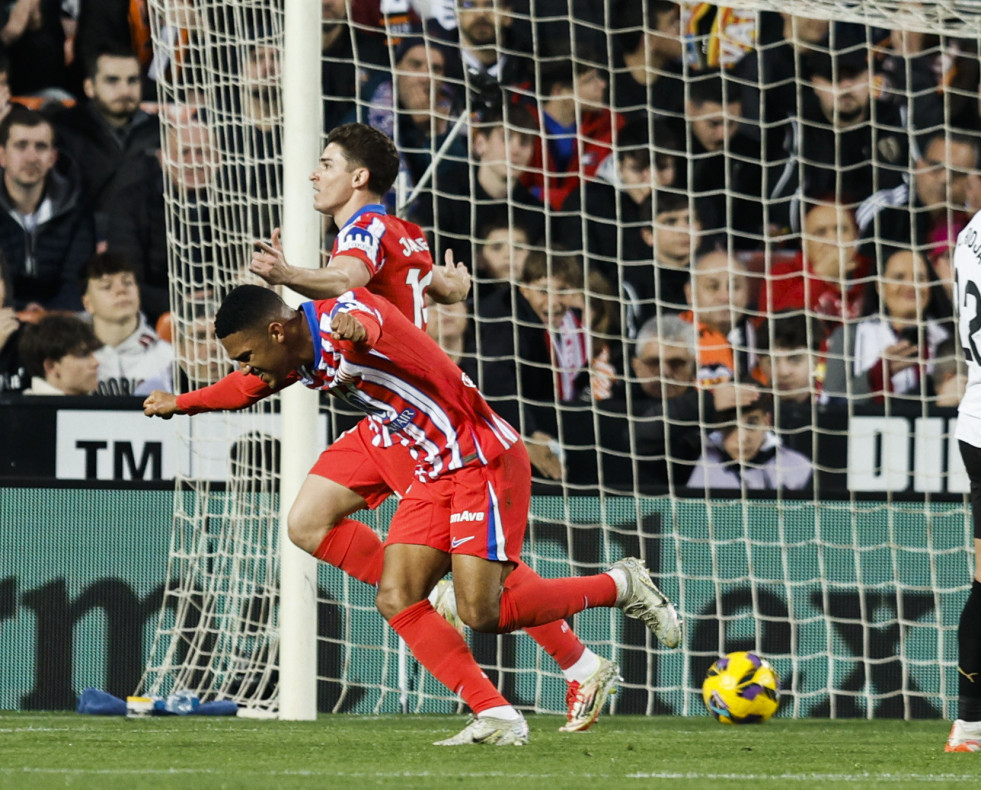 Los jugadores del Atlético de Madrid, el brasileño Samuel Lino (i) y el argentino Julián Álvarez, celebran el primer gol del equ