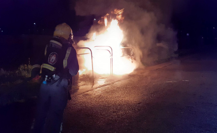 Sofocado un incendio que afectó a tres contenedores en Carballo